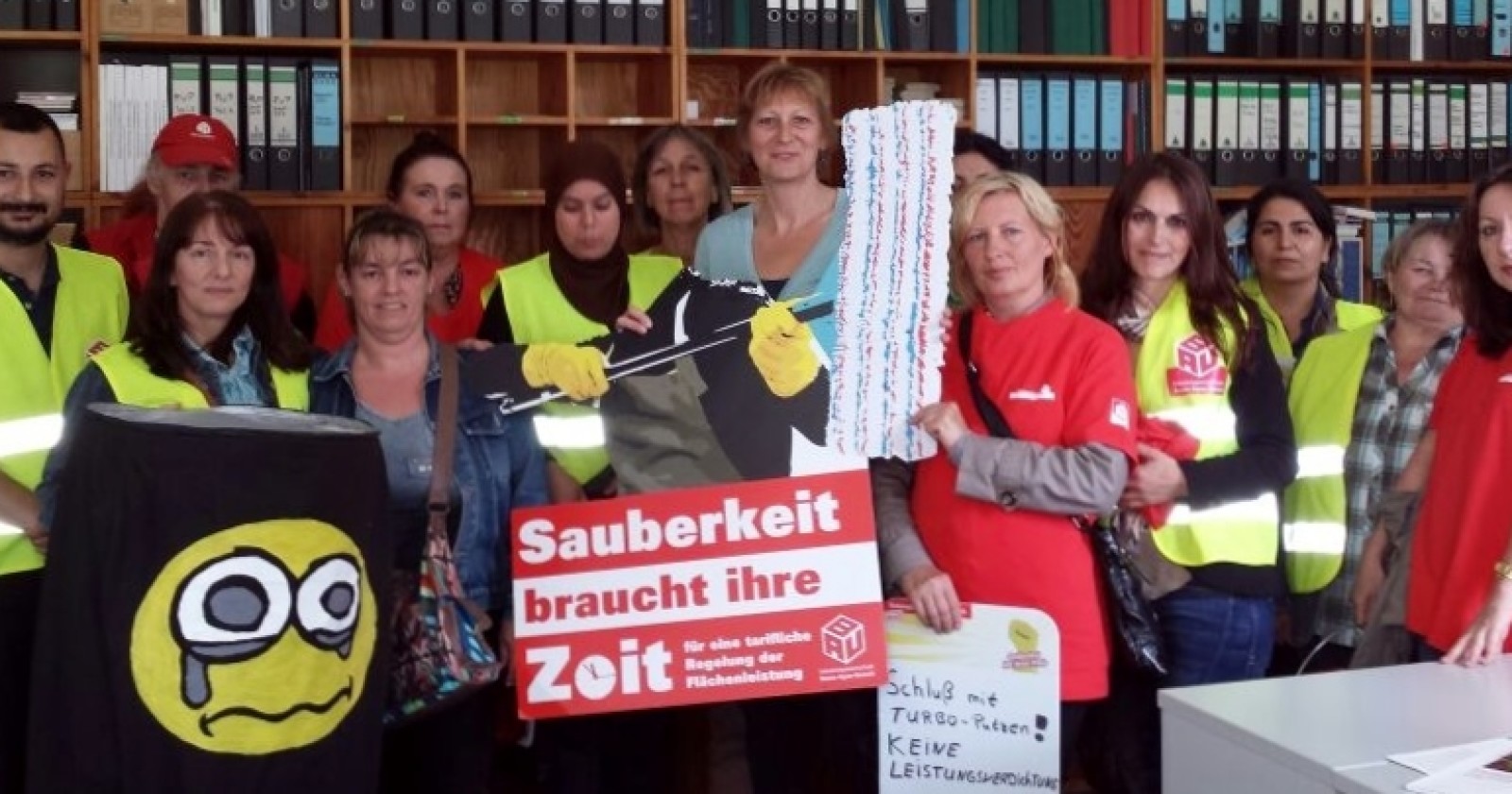 Rathaus-Aktion der Krefelder Fachgruppe Gebäudereinigung. Parteien zeigen sich solidarisch.