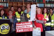 Rathaus-Aktion der Krefelder Fachgruppe Gebäudereinigung. Parteien zeigen sich solidarisch.