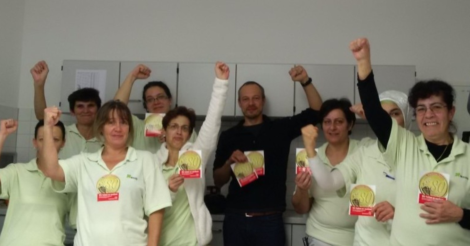 Beschäftigte der WISAG Krankenhausreinigung im Krankenhaus Robert Bosch in Stuttgart stehen hinter den Forderung der IG BAU