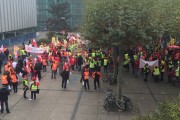 +++ Frankfurt live 11: 50 Uhr - Demo-Strecke wird für öffentlichen Personen Nahverkehr komplett gesperrt