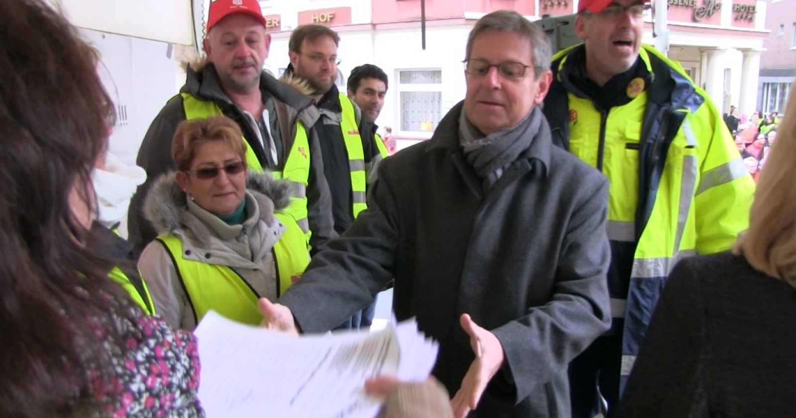 Video: 4000 gegen Turbo Putzen - Gebäudereiniger übergeben Unterschriften an Arbeitgeber