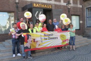 Zum Tag der Gebäudereinigung: Düsseldorfer Fachgruppe vergibt gelben Handschuh als Symbol der Solidarität mit Reinigungskräften