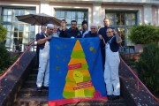 "Her mit dem Weihnachtsgeld!" - Reinigungskräfte im Kasino Hotel der Bayer-Werke Leverkusen stehen hinter ihrer Forderung