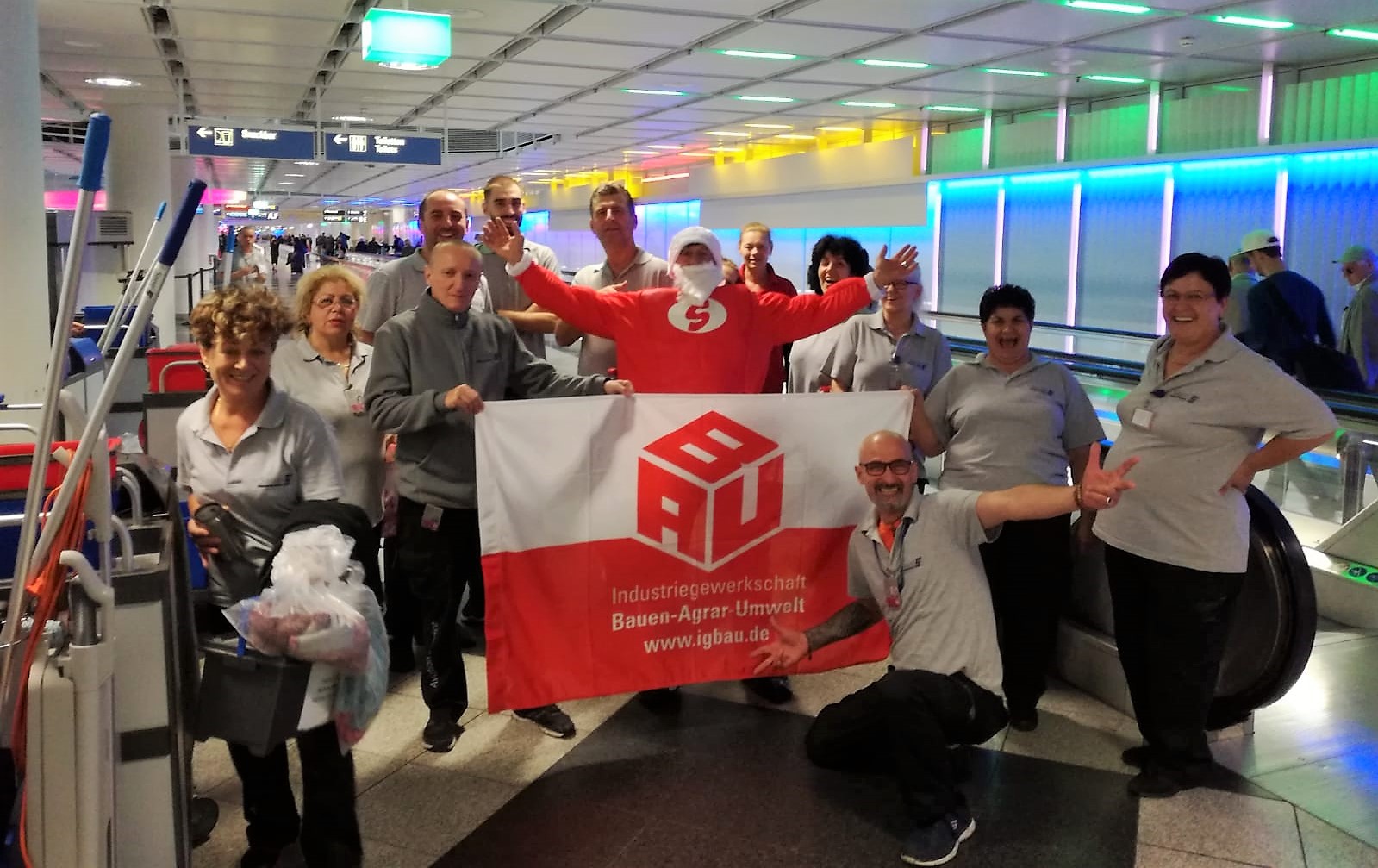 Weihnachsman Besuchte Kolleginnen Von Sasse Aviation Am Munchner Flughafen Sauberkeit Braucht Zeit De