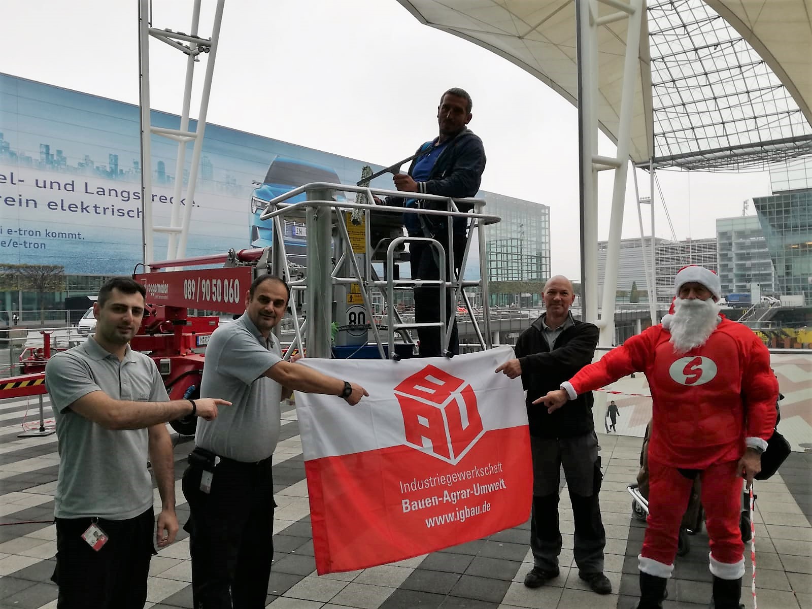 Weihnachsman Besuchte Kolleginnen Von Sasse Aviation Am Munchner Flughafen Sauberkeit Braucht Zeit De