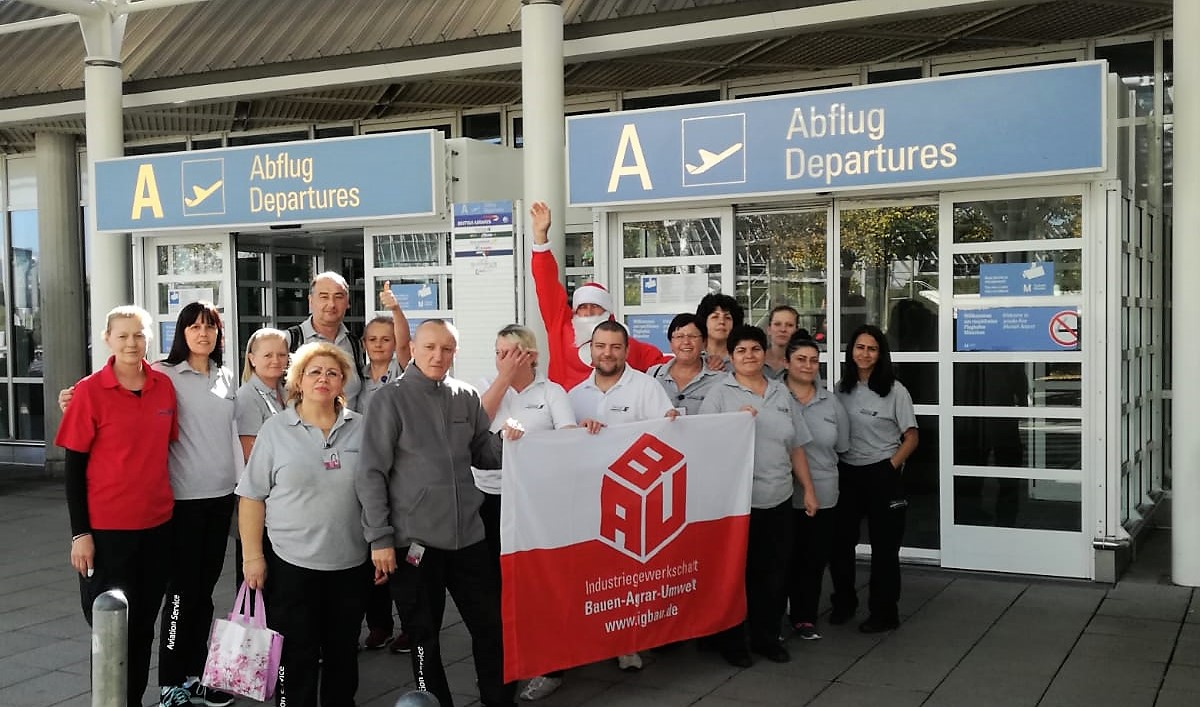 Weihnachsman Besuchte Kolleginnen Von Sasse Aviation Am Munchner Flughafen Sauberkeit Braucht Zeit De