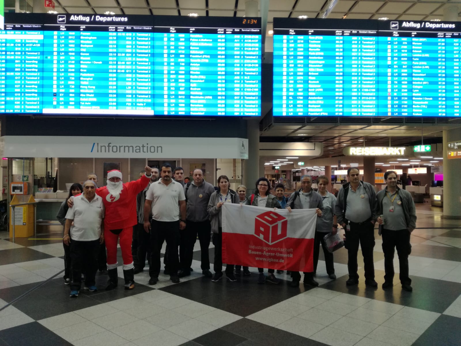 Weihnachsman Besuchte Kolleginnen Von Sasse Aviation Am Munchner Flughafen Sauberkeit Braucht Zeit De