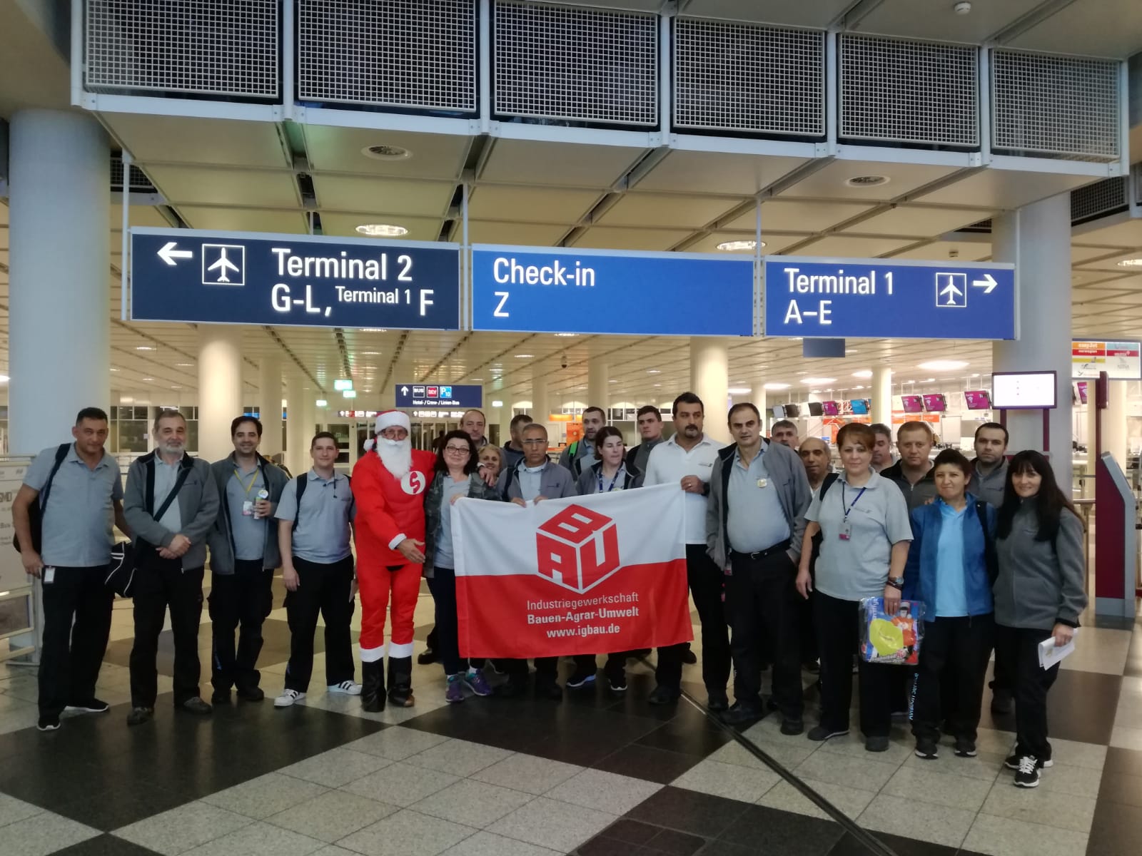 Weihnachsman Besuchte Kolleginnen Von Sasse Aviation Am Munchner Flughafen Sauberkeit Braucht Zeit De