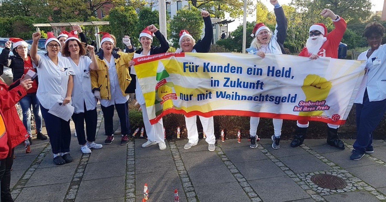 Weihnachtsgeld-Aktion in Flensburg: GebäudereinigerInnen, 300 Schoko-Weihnachtsmänner, Solidarität und ein Störenfried