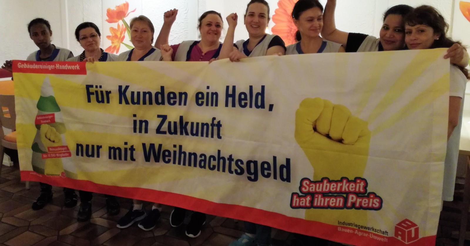 Kolleginnen von Uniserv in der Wickerklinik Bad Homburg: "Her mit dem Weihanchtsgeld! "
