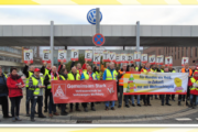 Vertrauensleute und Betriebsräte bei VW in Wolfsburg unterstützen KollegInnen aus der Gebäudereinigung