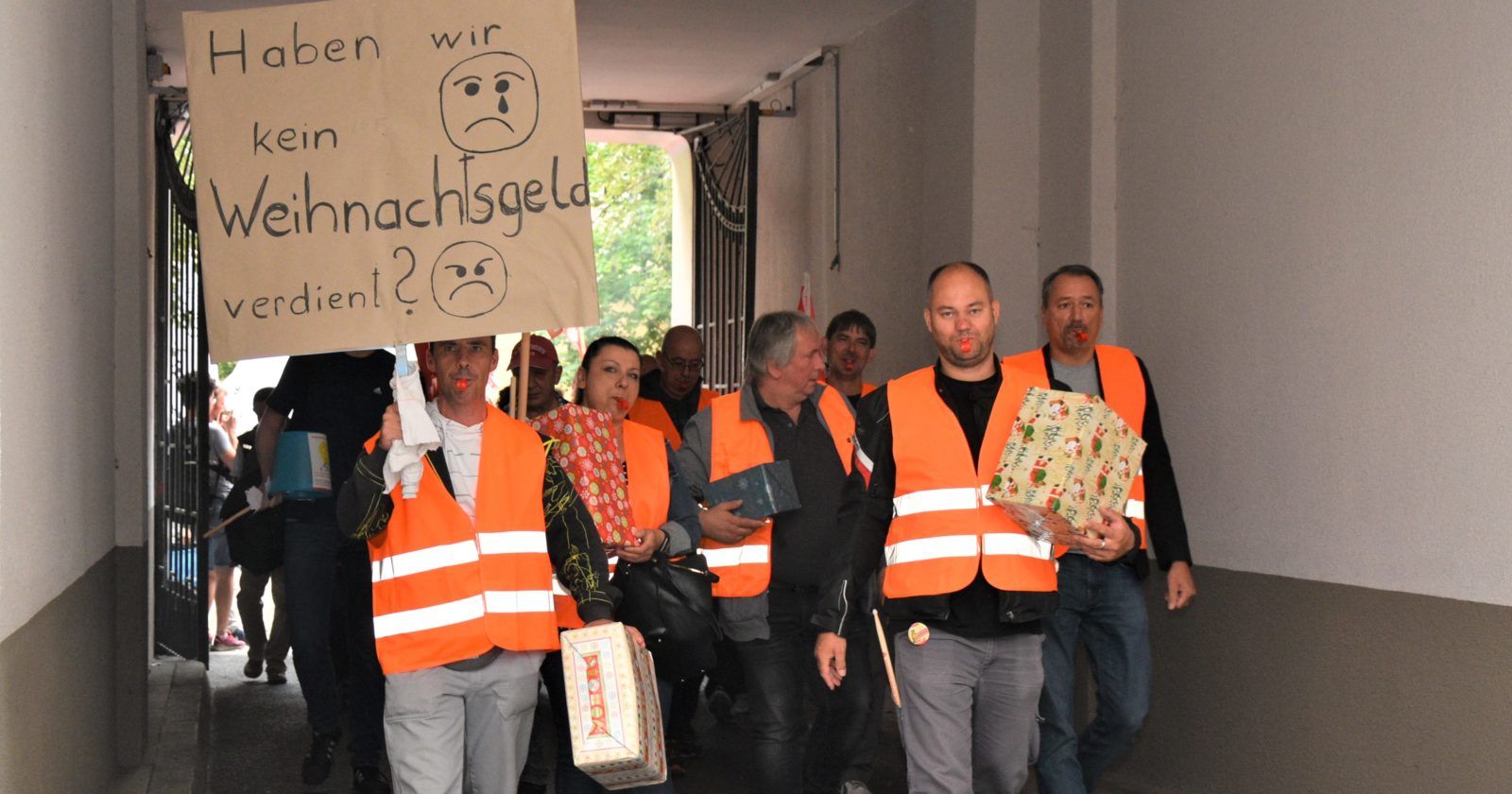 120 Beschäftigte der Gebäudereinigung in Berlin unterstützten IG BAU Tarifkommission und demonstrierten für einen fairen Rahmentarifvertrag
