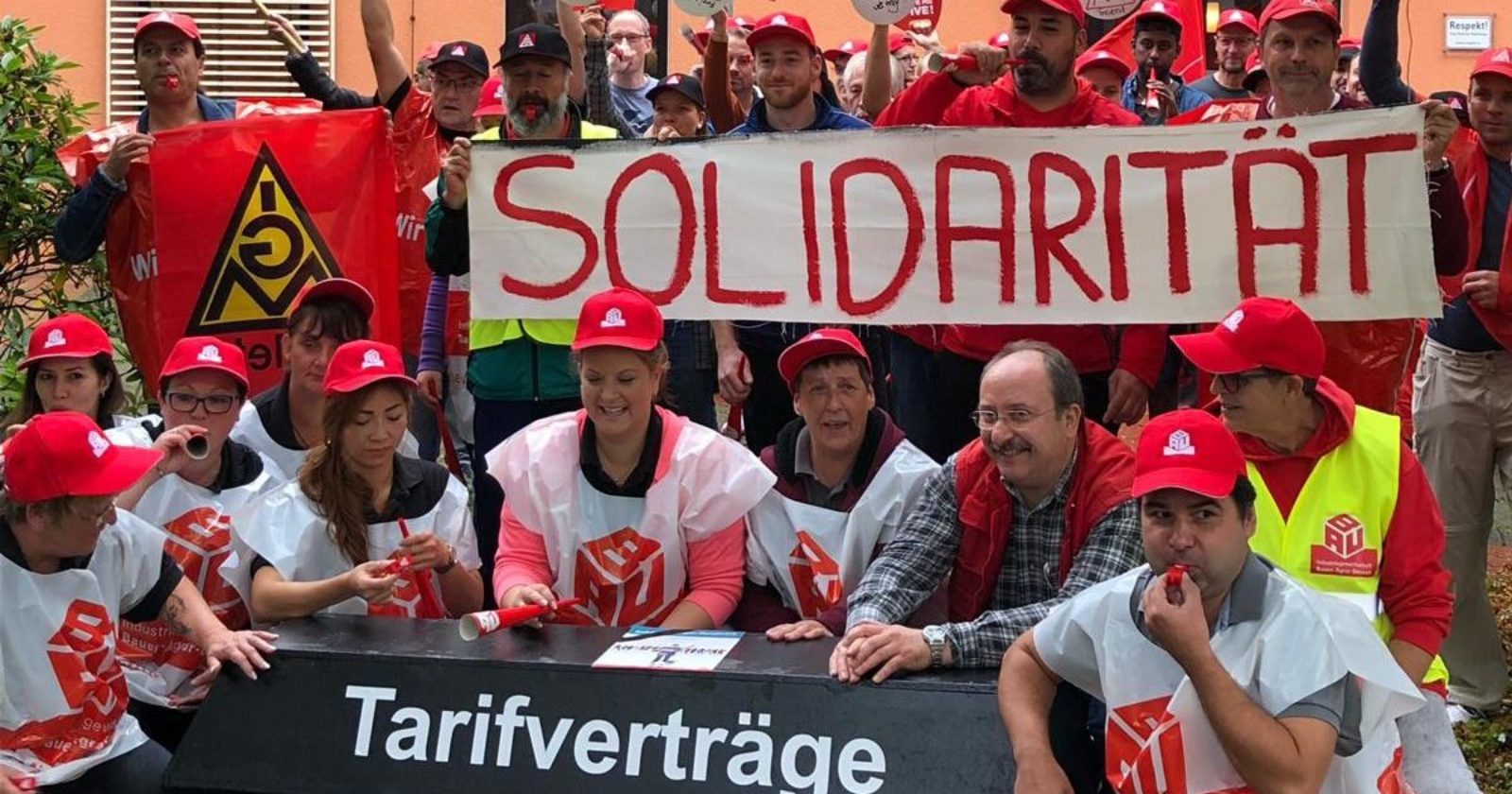 Kolleginnen von WISAG und Weisbender streiken in Beverungen – Kunde und Gäste solidarisch