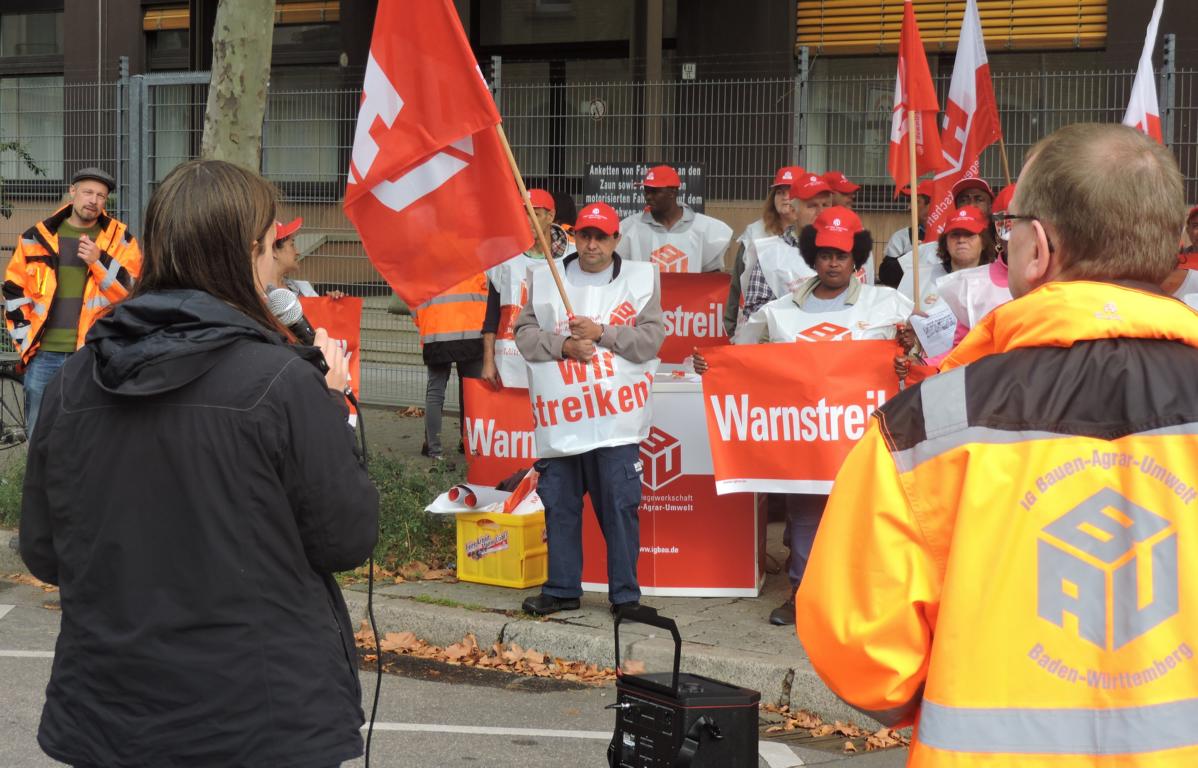 Beschaftigte Der Gebaudereinigung Von Dr Sasse Streikten Vor Mercedeswerk In Mannheim Kunden Br Solidarisch Sauberkeit Braucht Zeit De