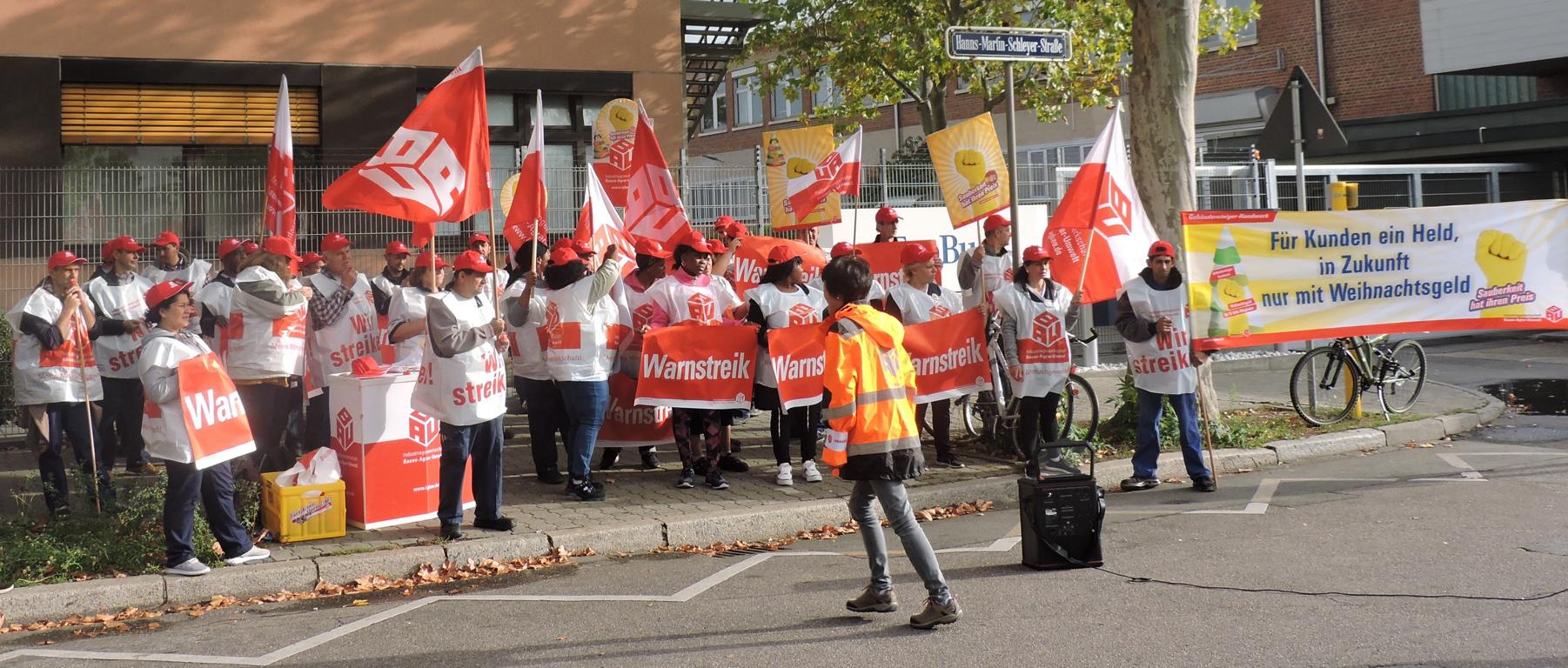 Beschaftigte Der Gebaudereinigung Von Dr Sasse Streikten Vor Mercedeswerk In Mannheim Kunden Br Solidarisch Sauberkeit Braucht Zeit De