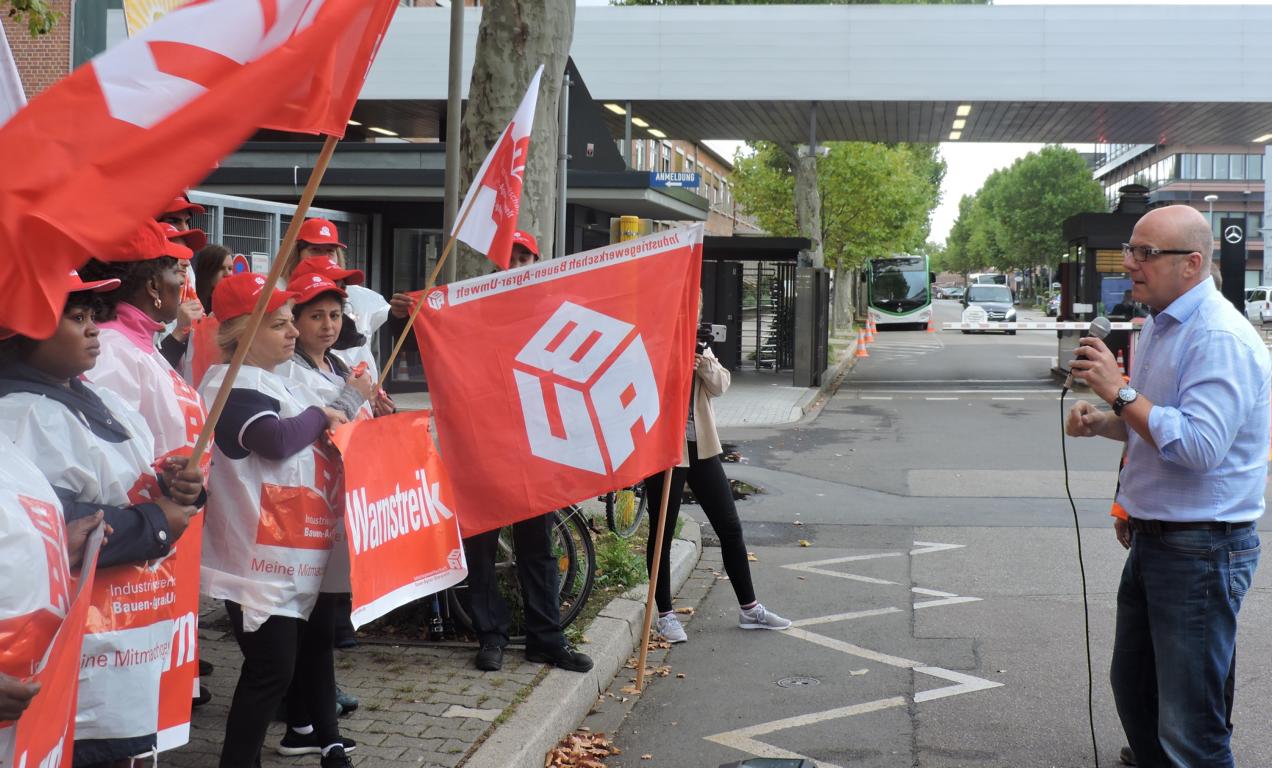 Beschaftigte Der Gebaudereinigung Von Dr Sasse Streikten Vor Mercedeswerk In Mannheim Kunden Br Solidarisch Sauberkeit Braucht Zeit De