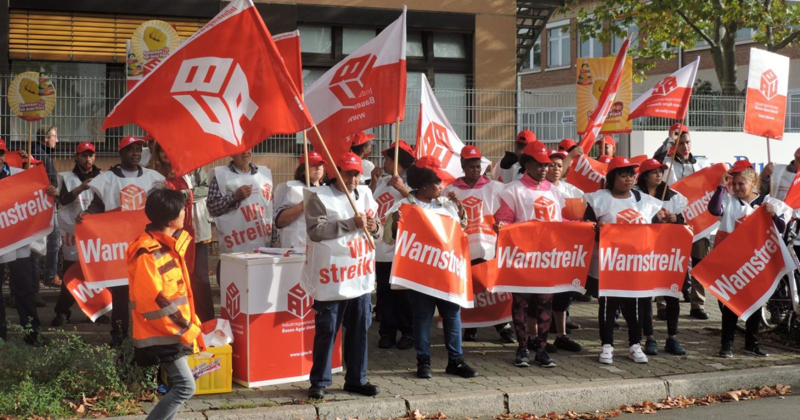Beschäftigte der Gebäudereinigung von Dr. Sasse streikten vor Mercedeswerk in Mannheim - Kunden-BR solidarisch