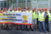 Solidarität im Arbeitskampf - Streikende bei Riva zeigen sich solidarisch mit Gebäudereinigern