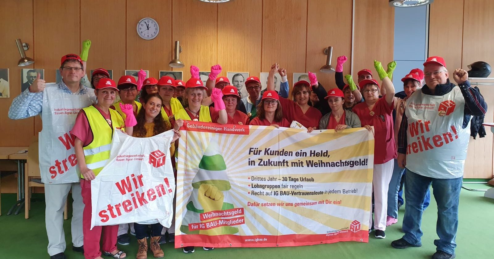 Beschäftigte der Krankenhausreinigung von KLF in der Klinik in Freudenstadt: Warnstreik- Aktion für Weihnachtsgeld
