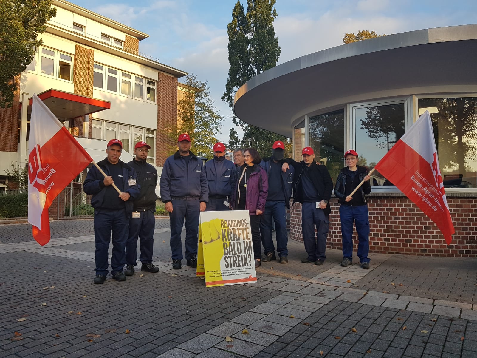 Beschaftigte Der Gebaudereinigung Von Bogdol Veranstalten Tarifaktion Bei Hauni In Hamburg Sauberkeit Braucht Zeit De