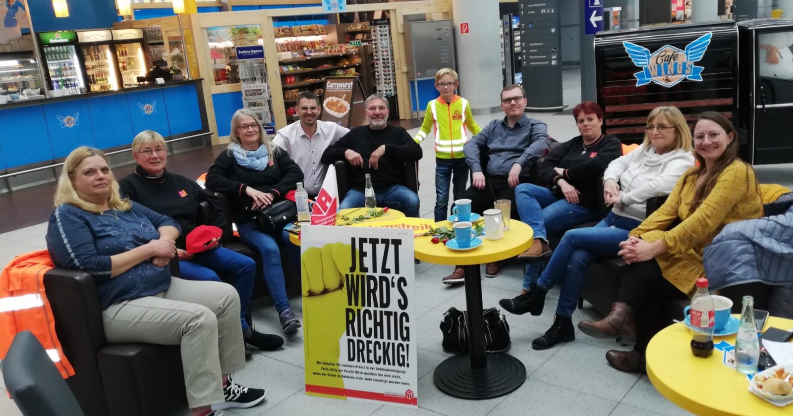 Streikende KollegInnen am Flughafen Münster-Osnabrück: „Ob es auch Zuschläge für Überstunden für Streikbrecher gibt?“