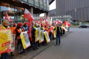 Reinigungskräfte und Industriereiniger von ISS, Klüh und Rudolf Weber streikten vor ThyssenKrupp in Duisburg