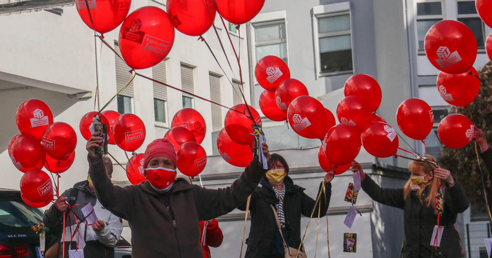 99 Luftballons für 12 Euro. GebäudereinigerInnen aus dem Rheinland unterstützen IG BAU Tarifkommission