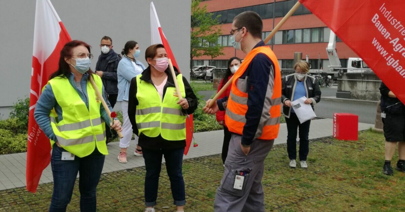 Gemeinsame Protestaktion von IGBAU und ver.di am Sana Klinikum in Offenbach zum Tag der Pflege
